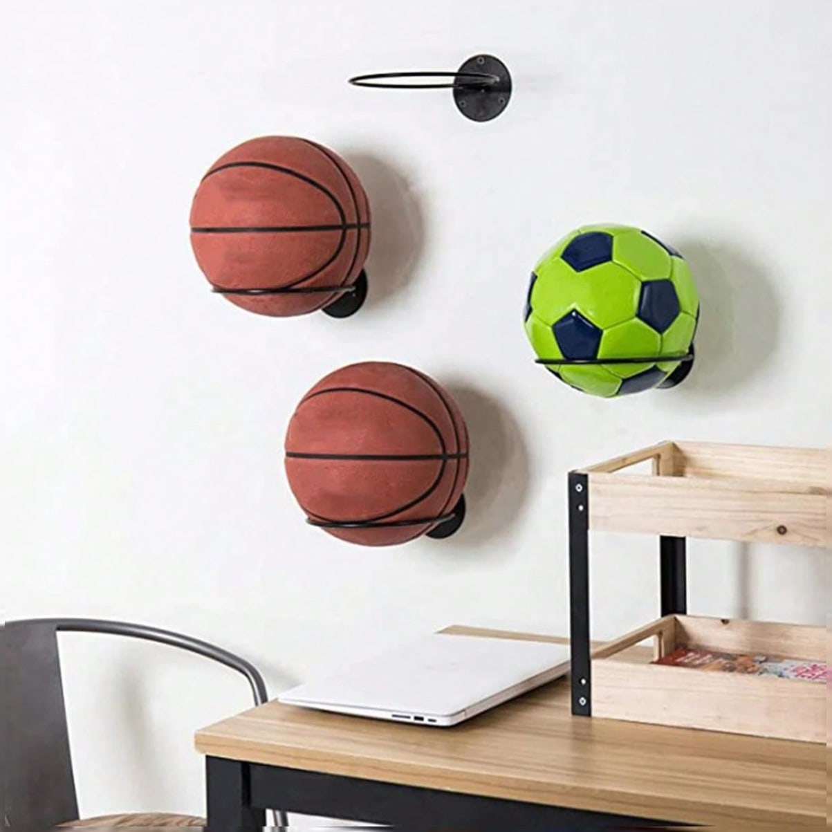 Sports Equipment Holder - 省スペース壁掛けバスケットボールディスプレイスタンド - ホームジム、ガレージ、ゲームルームに最適 - バスケットボールファン向けの耐久性のあるオーガナイザー、取り付け簡単、スタイリッシュなデザイン